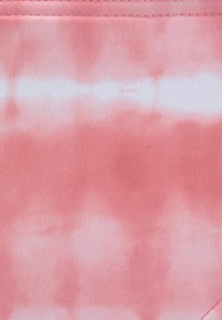 Rozā krāsu pārslāņu audums ar gradienta efektu, kas izceļas ar mīkstu, gludu tekstūru un smalkiem baltiem akcentiem. Auduma horizontālā raksts.