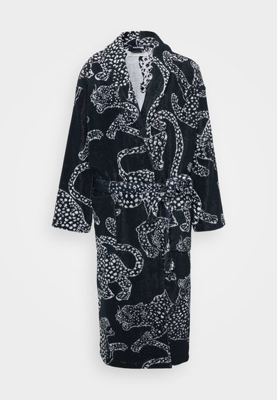 Ropa negra hecha de tela de felpa con un diseño de estampado de leopardo blanco. Incluye un cinturón de lazo y dos bolsillos delanteros. Mangas largas y cuello de chal.