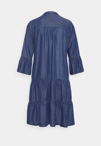 Robe en denim bleu foncé, manches trois-quarts, col rond, design en niveaux avec des accentuations froncées, tissu léger.