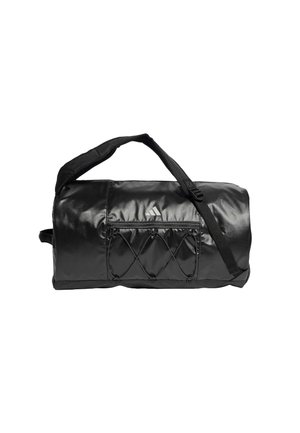 Sac de sport noir avec une finition brillante et texturée ; comporte une poche zippée et une couture décorative en croix ; inclut des poignées robustes.