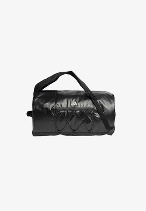 Mala de duffel preta com um acabamento brilhante e texturizado; apresenta um bolso com fecho e costura decorativa em cruz; inclui alças robustas.