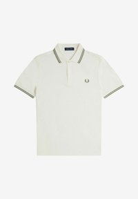 Camisa polo blanca con cuello y puños a rayas verdes, que presenta un pequeño logo bordado en el lado izquierdo. Ajuste clásico, mangas cortas.