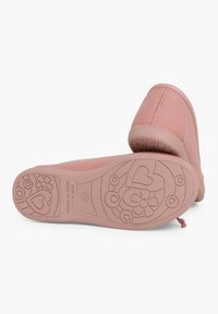 Chaussures en tissu rose avec un design de bout arrondi doux et des semelles en caoutchouc texturé arborant des motifs de cœurs et de fleurs. Légères et flexibles.