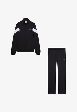 Chándal negro con chaqueta de cremallera que presenta franjas blancas en los hombros y un logo. Pantalones negros a juego con cintura elástica y detalle de logo.