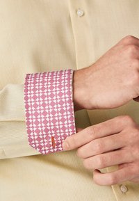 Next TRIMMED EASY CARE SINGLE CUFF - Cămașă - yellow