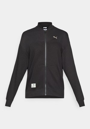 Zwarte Puma full-zip jas met ribbelstructuur, twee voorkruimelzakken, hoge kraag en wit Puma-logo op de borst en onderaan links.
