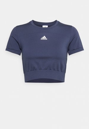 Marineblauwe cropped Adidas T-shirt met korte mouwen en wit logo gecentreerd onder de ronde hals.