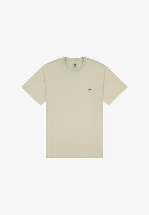 Beżowa koszulka z krótkim rękawem i okrągłym dekoltem, z małym czarno-białym logo "Lee" na lewej piersi.