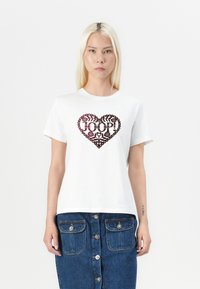 Tricou din bumbac alb cu un grafic în formă de inimă de culoare maro închis, cu accente florale și cuvântul "JOOP!" în centrul său.