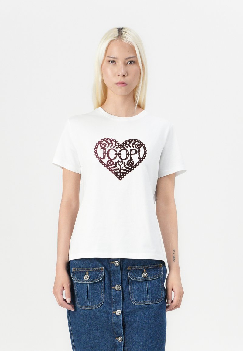 Tricou din bumbac alb cu un grafic în formă de inimă de culoare maro închis, cu accente florale și cuvântul "JOOP!" în centrul său.