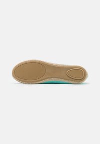 Sola de espadrille azul clara com um fundo de borracha texturizada e uma borda em juta trançada. Forma arredondada, acabamento suave e número 37 em relevo.