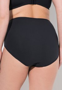 Zwarte high-waisted onderbroek gemaakt van zachte stof, met een naadloos ontwerp, een gladde texture en minimale stikdetails.