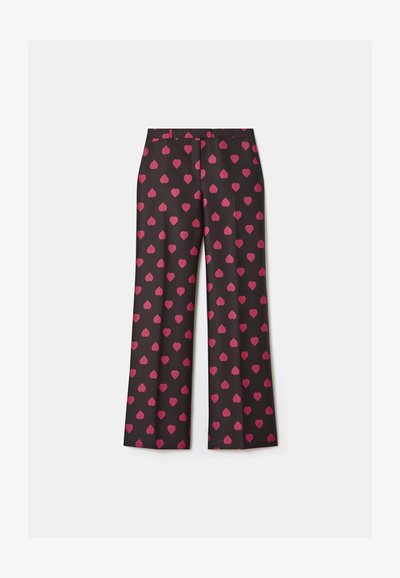 Spodnie o szerokich nogawkach w czarnej tkaninie, z powtarzającym się wzorem różowych serc. Dopasowany krój z szlufkami na pasek i bocznymi kieszeniami.