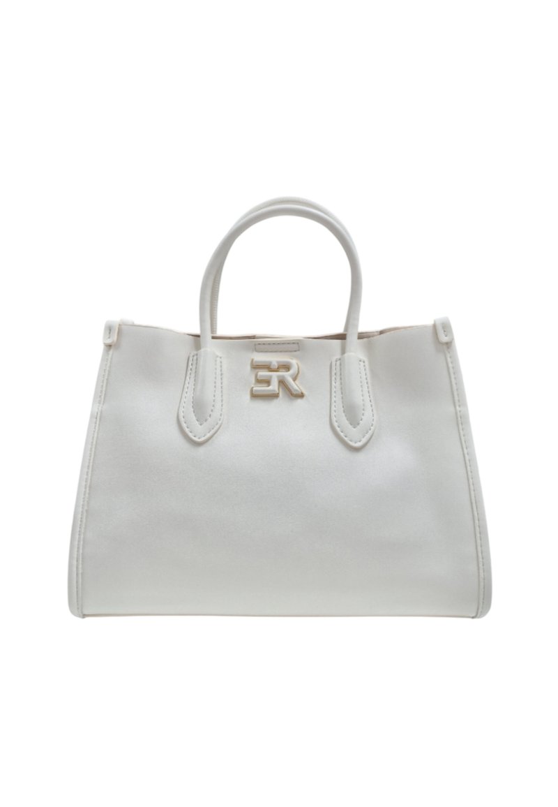 Bolso blanco hecho de material suave con dos asas superiores, que presenta un logotipo en relieve "ER" en el centro y una forma rectangular estructurada.