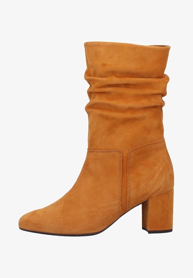 Botte décontractée en daim couleur fauve mi-mollet avec talon bloc et bout pointu, couture visible sur le côté.