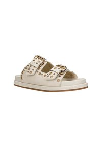 Sandali open-toe in pelle beige chiaro, con doppi cinturini regolabili con hardware dorato e dettagli a borchie circolari sui lati.