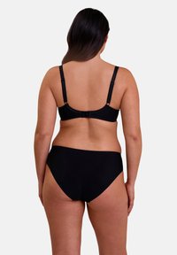 Ensemble de bikini noir avec un design simple, featuring des bretelles réglables sur le haut et un bas taille haute pour une couverture complète et un confort optimal.