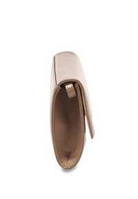 Beige neplederen clutch tas met een gladde textuur, rechthoekige vorm, magnetische klepsluiting en één interieurcompartiment.