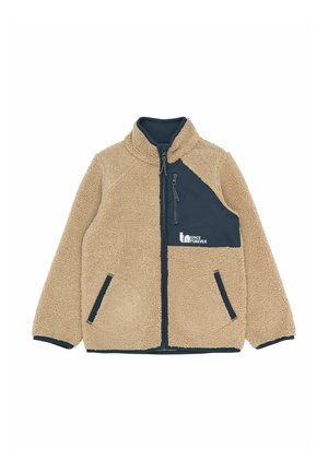 Tan Fleecejacke mit dunkelblauen Reißverschlusstaschen, hohem Kragen und schwarzen Akzenten an den Ärmeln. Verfügt über ein Logo im Brustbereich.