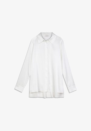Witte blouse met lange mouwen, gemaakt van gladde stof, met een klassieke kraag, knoopsluiting aan de voorkant en een iets verlengde achterkant.
