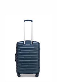 Blauwe stevige koffer met getextureerde groeven, uittrekbare zilveren handgreep, zijhandgreep en vier zwarte wielen voor mobiliteit.