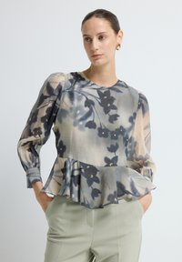 Dunne blouse met bloemenpatroon, met lange pofmouwen, een ronde halslijn en een gerimpelde onderkant. Kleuren zijn blauw, crème en grijs.
