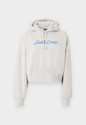 Gaiši pelēka saīsināta sporta kapuce ar auklu kapucē un ribām piedurknēm. Priekšpusē zilā kursīvā rakstā redzams uzraksts "Santa Cruz".