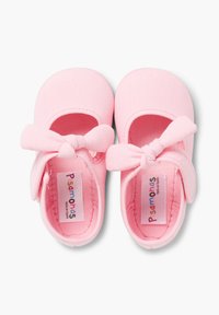 Pantofi Mary Jane din țesătură roz, având vârful rotund, laterale decupate și un detaliu cu funda în față. Tălpica interioară este decorată cu un etichetă colorată cu logo.