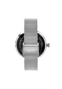 Montre en maille argentée avec un cadran noir rond, dotée d'une boucle métallique. Le dos affiche les détails de fabrication et le nom de la marque.