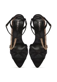 Zwarte strappy hoge hakken sandalen met een puntige neus, bovenwerk van suede en een gouden kettingaccent. De banden kruisen elkaar over de voet.