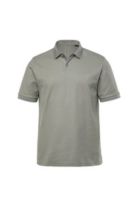 Polo de color gris claro en tejido texturizado con cuello, mangas cortas, tapeta de tres botones y logotipo bordado "JP" en el pecho.