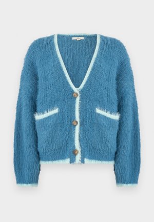 Niebieski miękki sweter zapinany na guziki z dekoltem w serek, ozdobiony białą lamówką, trzema drewnianymi guzikami z przodu oraz dwoma przednimi kieszeniami.