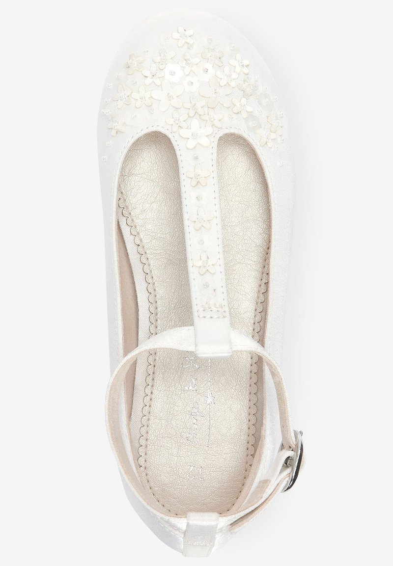 Chaussure de robe pour fille blanche avec bride T, fermeture à boucle et broderies florales sur la zone des orteils, dotée d'une semelle intérieure beige texturée.