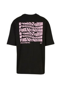 T-shirt in cotone nero con vestibilità oversize. Presenta un design grafico stilizzato rosa sul retro, con la scritta "Fuel & Fulfill" ripetuta in pattern.