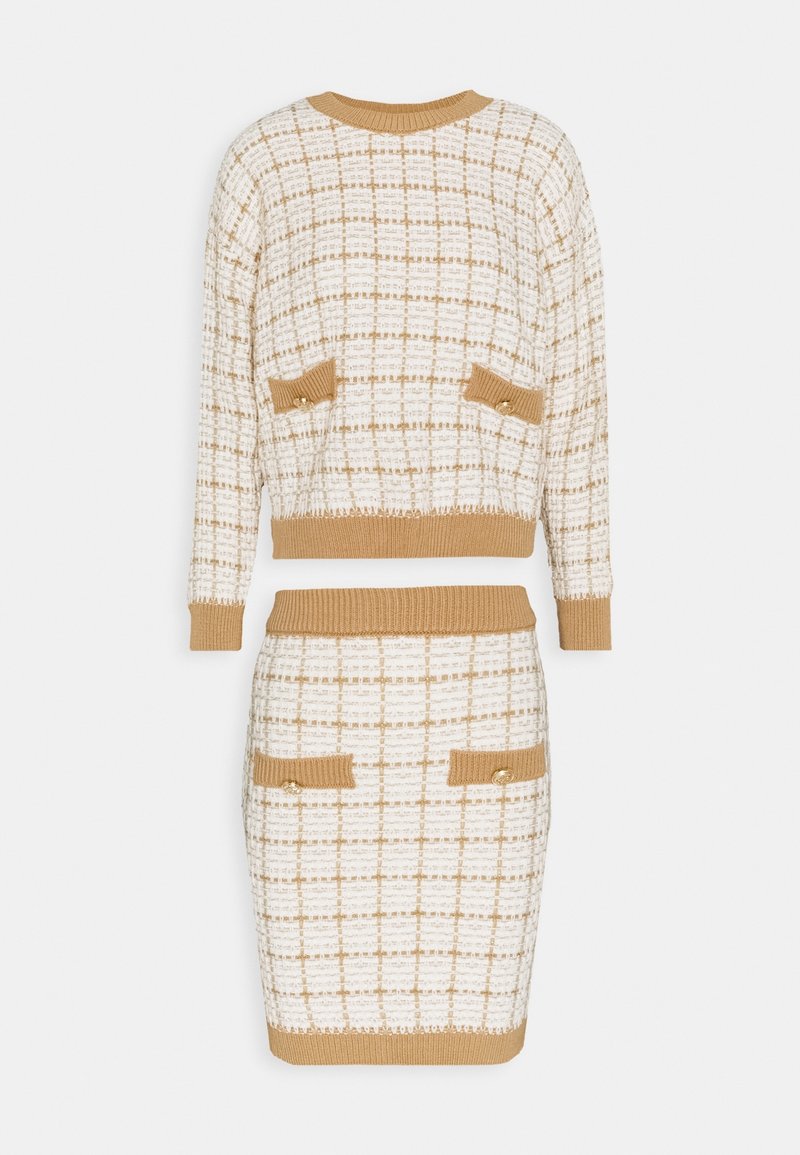 Ensemble tricot deux pièces avec motif à carreaux beige et blanc, top à manches longues et jupe longueur genou, avec détails de poches assorties munies de boutons.