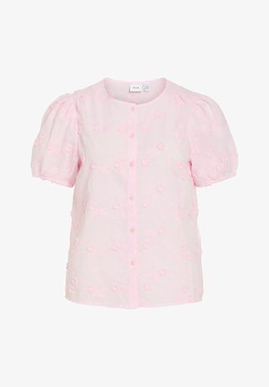 Lys rosa bluse med korte ermer og puffede ermer, knappeåpning foran, og små teksturerte blomsterapplikasjoner over hele stoffet.