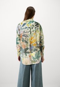 Bloemmotief, lichtgewicht shirt met een ontspannen pasvorm, met levendige kleuren zoals groen, geel en roze. Zachte textuur, lange mouwen.
