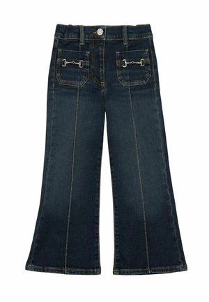Jeans a zampa con lavaggio scuro, chiusura frontale con bottone e zip, due tasche frontali con dettaglio in metallo argento a forma di morsetto per cavallo e cuciture visibili.