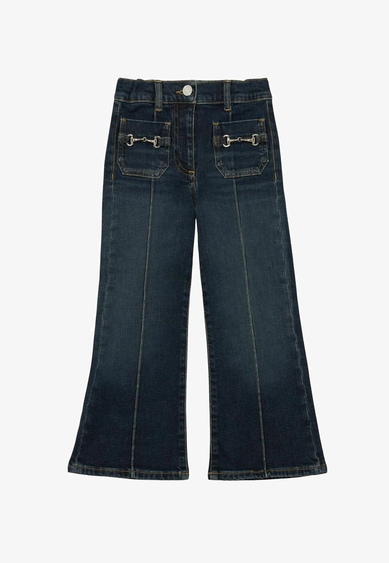 Jeans évasés en denim foncé avec bouton et fermeture éclair à l'avant, deux poches avant avec détail de mors métallique argenté, et coutures visibles.