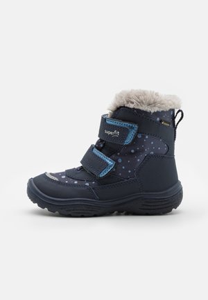 Dunkelblaue wasserdichte Kinderstiefel mit hellblauen Akzenten, einem mit Futter versehenen Kragen und Klettverschlüssen; mit einem Punktmuster und Gummisohle.