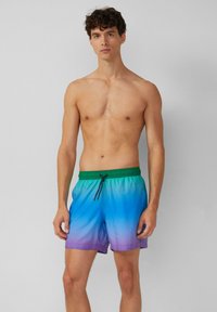 Zwemshorts met een elastische groene tailleband en trekkoord. Kenmerkt zich door een verlooppatroon van blauw naar paars, gemaakt van lichtgewicht stof.