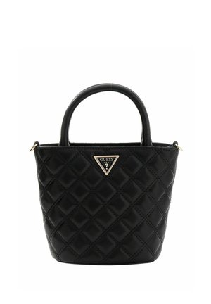 Sac à main noir matelassé avec une forme structurée, deux poignées arrondies et une quincaillerie dorée ornée du logo Guess sur une plaque triangulaire.