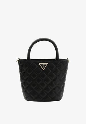 Sac à main noir matelassé avec une forme structurée, deux poignées arrondies et une quincaillerie dorée ornée du logo Guess sur une plaque triangulaire.