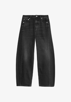 Jeans in denim neri a gamba larga con vita alta, dotati di due tasche anteriori, accessori in argento e dettagli di cucitura visibili.