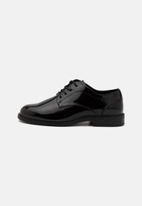 Scarpe da uomo in pelle verniciata nera con finitura liscia, design con lacci, punta arrotondata e suola in gomma nera durevole.
