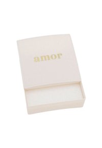 Scatola rettangolare di colore crema con una parte superiore curva, con la parola "amor" in lettere dorate sul coperchio. L'interno è foderato con un materiale morbido.