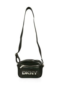 Borsa a tracolla nera DKNY con tracolla regolabile, tasca anteriore con zip e logo argentato composto da piccoli borchie sulla tasca frontale.