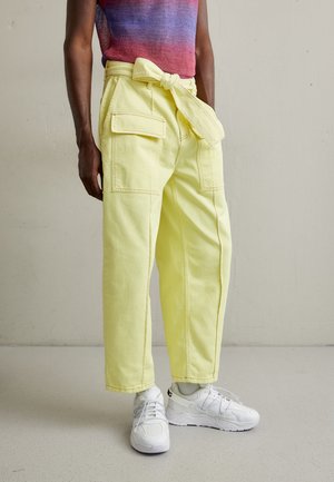 Lukhanyo Mdingi THE CANADA UNIFORM - Jeans Relaxed Fit - denim elfin yellow