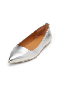 Ballerines métalliques argentées avec un bout pointu, un extérieur lisse et une doublure intérieure douce couleur tan. Présente un design à enfiler et un profil bas.