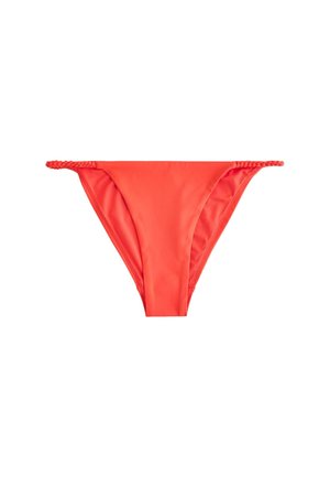 Czerwone majtki od bikini z plecionymi bocznymi paskami na białym tle.